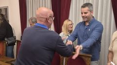 El edil del PP Manuel N��ez dando la bienvenida al nuevo concejal socialista, Javier Rodr�guez.