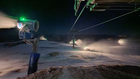 Los caones de nieve, funcionando anoche en Manzaneda.