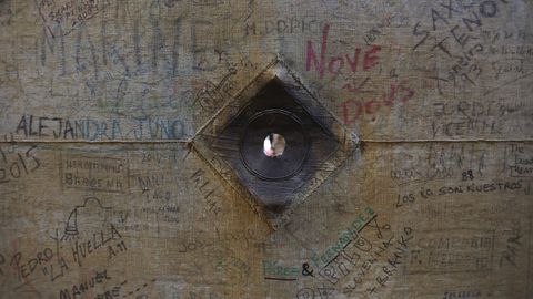 Telón de fondo visto desde el escenario, con la firma de muchas compañías