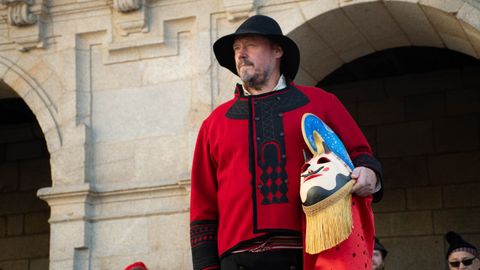 Desfile de traje tradicional gallego en el Domingo das Mozas