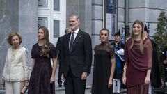 La familia real posa en la entrada del teatro Campoamor en los Premios Princesa de Asturias 2025