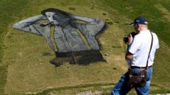 Una obra de arte de Saype decora la ladera de Leysin