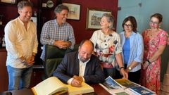 Xos Merelles, director de Turismo de Galicia, firm en el libro de honor del Concello, en presencia de tres ediles del gobierno local yla tcnica municipal de turismo
