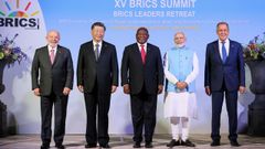 Lula da Silva, Xi Jinping, Cyril Ramaphosa, Narendra Modi y el ministro ruso de Exteriores, Serguéi Lavrov, en la foto de familia de la cumbre de los BRICS.