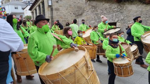 El folin As Carrelas de Viana do Bolo participa en el desfile de entroido de Vilario de Conso