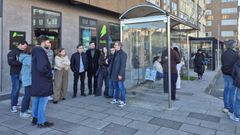 Responsables del BNG y usuarios del transporte público, este sábado en la marquesina de la calle Perú, en Carballo