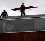 Los trabajos en la piscina de Perillo, donde vol� la cubierta, siguieron durante toda la jornada de ayer