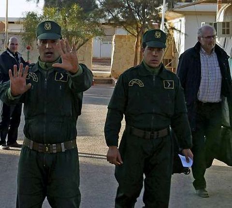 Polic�as argelinos escoltan a un reh�n noruego.