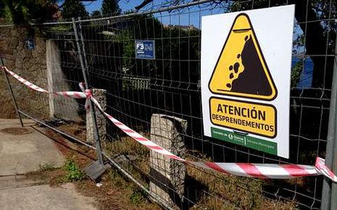 Los usuarios de la playa entran con facilidad por un lateral de la valla. 