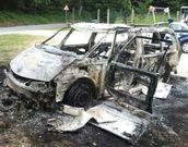 En la imagen, el coche que fue quemado en Mugardos
