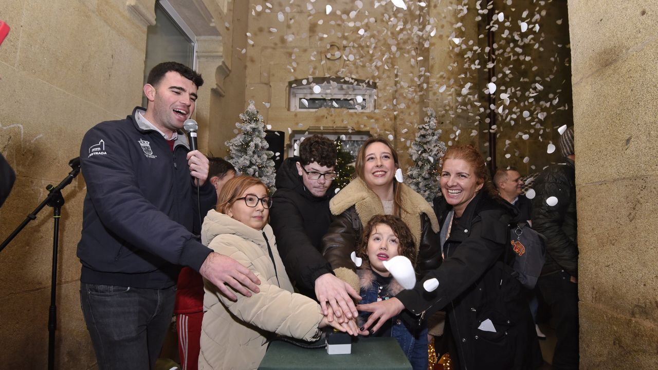 La lluvia no pudo con la ilusión en el encendido de la Navidad de A Estrada