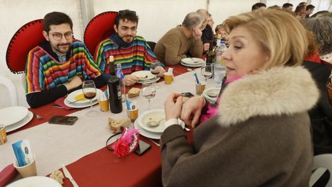 O grupo municipal popular comeu no cocido por San Fidel no Carril