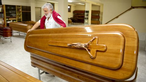 Juan Manuel Pombo gestiona una docena de tanatorios en toda la Costa da Morte.