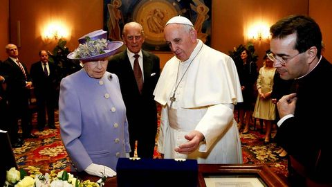 La reina Isabell II con el papa Francisco durante su encuentro en el Vaticano