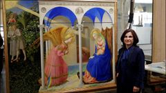 La restauradora Almudena S�nchez, con el cuadro de Fra Angelico