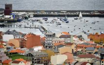 Vista del puerto de Cari�o, principal motor econ�mico del municipio ortegano. 