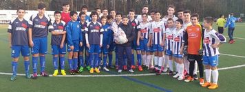 Foto de familia de las plantillas infantiles de la E.F.B. Vilanova y Marc�n con el portero local. 