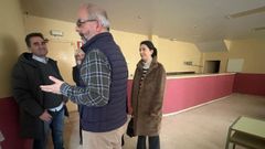 &Aacute;ngel Facio y Mariola Sampedro durante una visita al centro de salud de Corrubedo