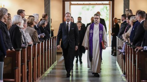 El rey Haakon entrando en la iglesia.