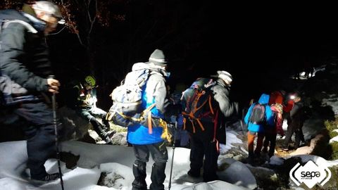 Rescate nocturno en Cabrales, once senderistas desorientados por la nieve bajando a la vega de Urriellu