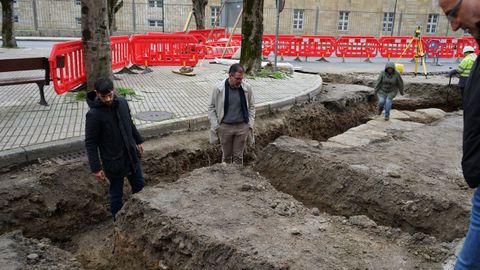 El alcalde visitó los restos con técnicos y con el edil de Urbanismo, y anunció que pedirá a Patrimonio que amplíe la excavación