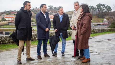 Luis L�pez y Fern�ndez Lores (en el centro), durante el acto celebrado en el atrio del monasterio de L�rez este lunes