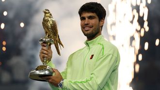 Carlos Alcaraz levantando el t�tulo de campe�n en Doha