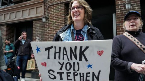P�blico con pancartas d�ndole las gracias a Colbert