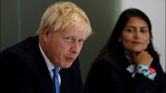 Boris Johnson y su ministra del Interior, Priti Patel