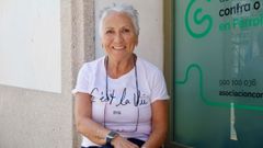 María Fernández Veiga, supervivente de un cáncer de mama, retratada en la sede ferrolana de la AECC