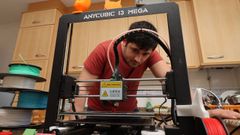 El barbanzano da vida a sus obras desde la comodidad de su hogar utilizando bobinas de plstico.