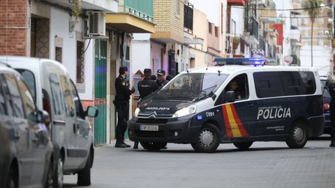 Registo de la casa en un barrio de Sevilla donde viv�a  el yihadista detenido en Marruecos y que presuntamente pretend�a atentar en la Semana Santa de Sevilla 