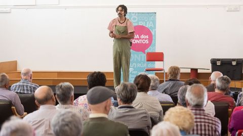 Rogelio, de AsSircópatas, abrió ayer la Rúa dos Contos del FIOT en la residencia de mayores de Carballo