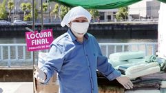 Reapertura de la feria de los sabados con nuevas medidas de seguridad. Un vendedor se protege del coronavirus con una mascarilla y una braga de algod�n en la cabeza