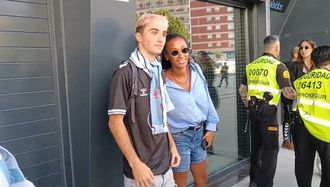 Peleteiro, con un aficionado del Celta en Balados el pasado mes de agosto.
