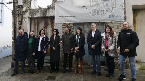 La conselleira de Vivenda, Mar�a Mart�nez Allegue, cuarta por la derecha, en la visita a la ruina de la calle Bispo Veres que la Xunta va a rehabilitar para construir cuatro viviendas de promoci�n p�blica