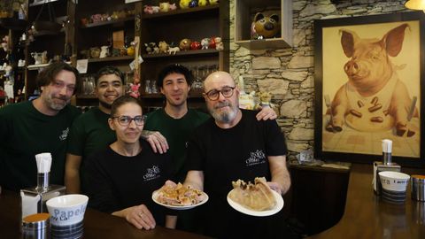 En el Orellas, en Ourense, hacen realidad el dicho que �del cerdo se aprovechan hasta los andares�. Porque adem�s de su ic�nico plato de orella, tambi�n triunfa el lac�n con grelos y chorizo prensado o el solomillo, adem�s de los embutidos