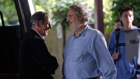 Celso Bugallo (izquierda) en el a&ntilde;o 2003 en Carballo con el director Manuel Guti&eacute;rrez Arag&oacute;n durante el rodaje de la pel&iacute;cula &laquo;La vida que te espera&raquo;