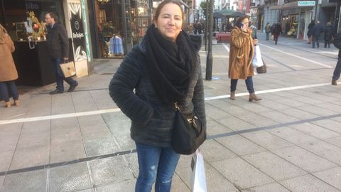 La allerana Aurora D�az disfrutando de las rebajas en Oviedo