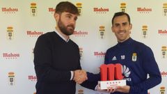 Linares Real Oviedo Mahou Horizontal.Linares recoge su premio al mejor futbolista de noviembre
