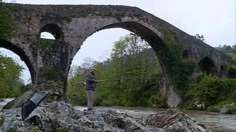 Un pescador en Cangas de On�s