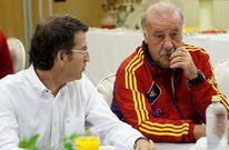 <span lang= es-es >Los que hacen las listas</span>. Feijoo desayun� ayer con Vicente del Bosque, foto que luego su equipo de campa�a us� para bromear en Twitter: �Seguro que puede dar los mejores consejos para una buena lista�.