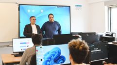 O director de A Ta Xanela, Iaki Castieira (dereita), na sa visita desta semana aos estudantes do ciclo formativo que farn prcticas na sa empresa