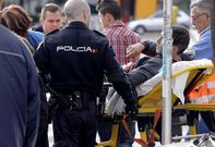 El herido fue atendido en la propia calle por un t�cnico sanitario mientras lleg� la ambulancia. 