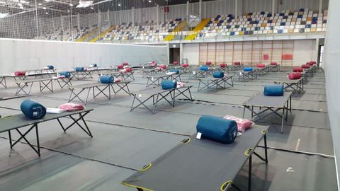 Las camas, dispuestas en el pabellón de deportes de La Tejerona