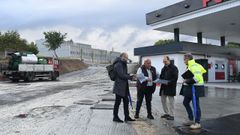 El alcalde de Abegondo se reuni� con personal de la Xunta en el lugar donde construir�n la peque�a rotonda.