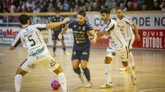 Diogo, con el bal�n, anot� los cinco goles de O Parrulo. 