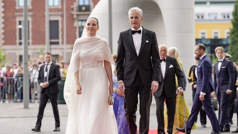 La heredera noruega, acompa�ada por el primer ministro Jonas Gahr Stoere