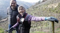 Esther Teijeiro, viticultora ecol�gica de Chantada, con su nieto el en�logo Roberto Regal