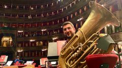 Miguel Franqueiro coa s�a tuba no Teatro alla Scala de Mil�n, con cuxa orquestra filharm�nica est� colaborando na actualidade